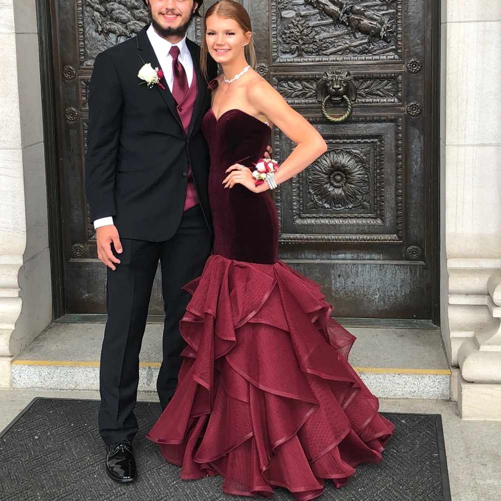 Burgundy/ maroon prom dress size 0 but fits like a size 4 dress